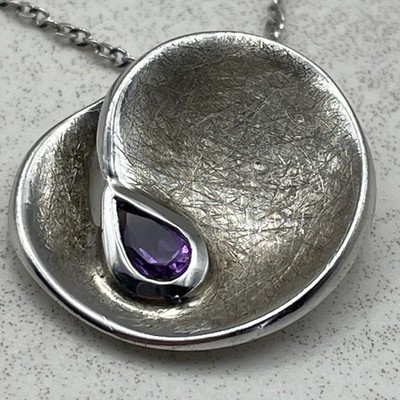 Strukturierter Anhänger aus mattem Sterlingsilber und Amethyststein und 925er Kette Halskette