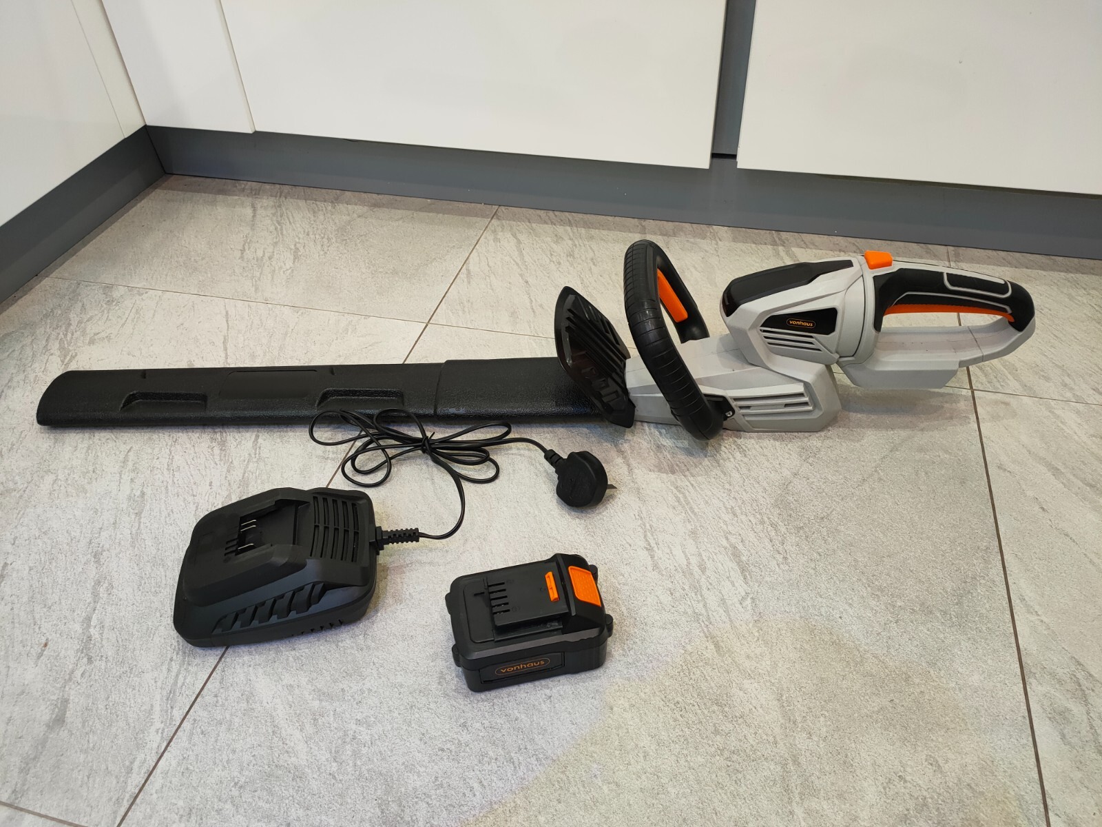 VonHaus Cordless Hedge Trimmer 510mm blade 40V 2.0AH Battery and