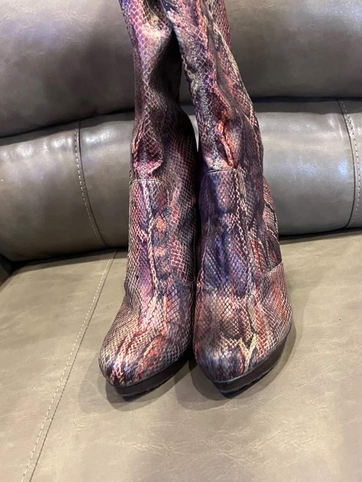 Botas hasta la rodilla Carlos By Carlos Santana marrón borgoña imitación piel de serpiente talla 9 Foto 2 de 4