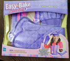 EASY BAKE OVEN ESSENTIAL Hasbro Bake Wear Set 2006: Hat, Apron, Mitt, Spoon, Pad