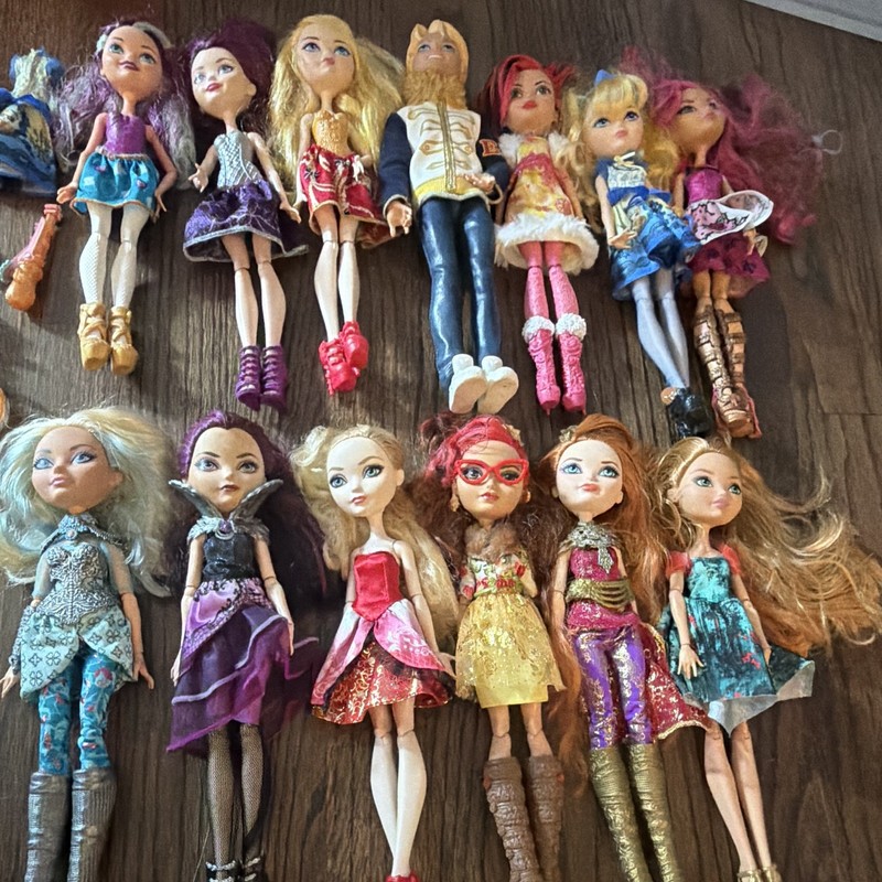 Ever After HighArticulated 11in Fashion Doll Lot w/ Outfits & Accessories
