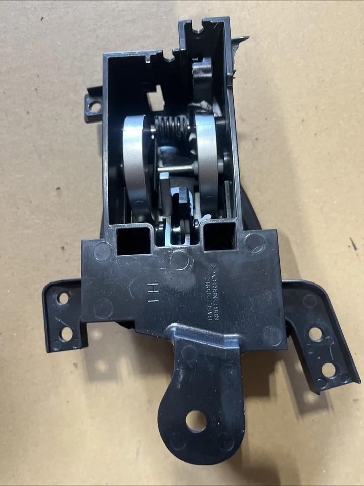 Nissan 370Z 2009-2017 OEM lado del conductor interior manija de puerta montaje moldura Foto 4 de 4