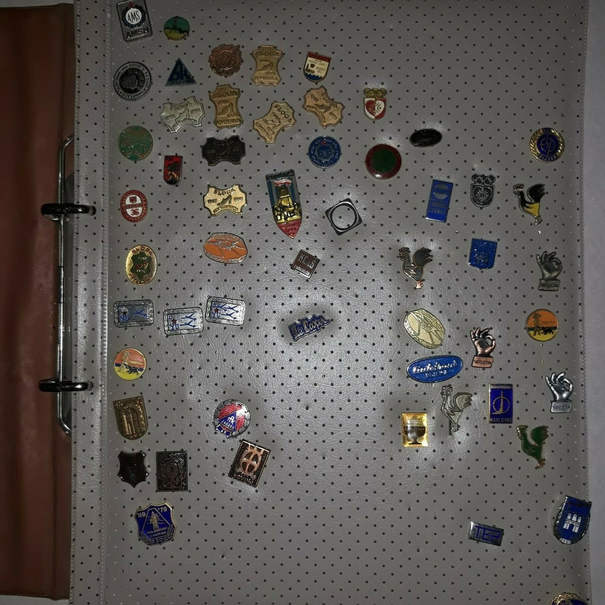 Collection Vintage De Badges Et épingles Anciens - Plus De 360 Pièces - Album Complet