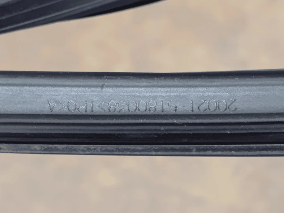 Sello de canal de funcionamiento de vidrio para ventana lateral del pasajero trasero Toyota Rav4 2019-2025 OEM Foto 4 de 4