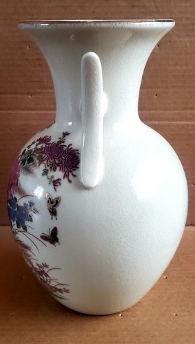 Vintage Porcelain Handled Vase - White Flowers Gold Trim Crackled Finish - Japan - Picture 2 of 7