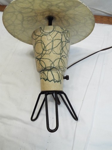 Atomic Mid-Century Modern Hairpin Leg Fiberglass UFO Saucer Shade Table Lamp - Picture 3 of 5