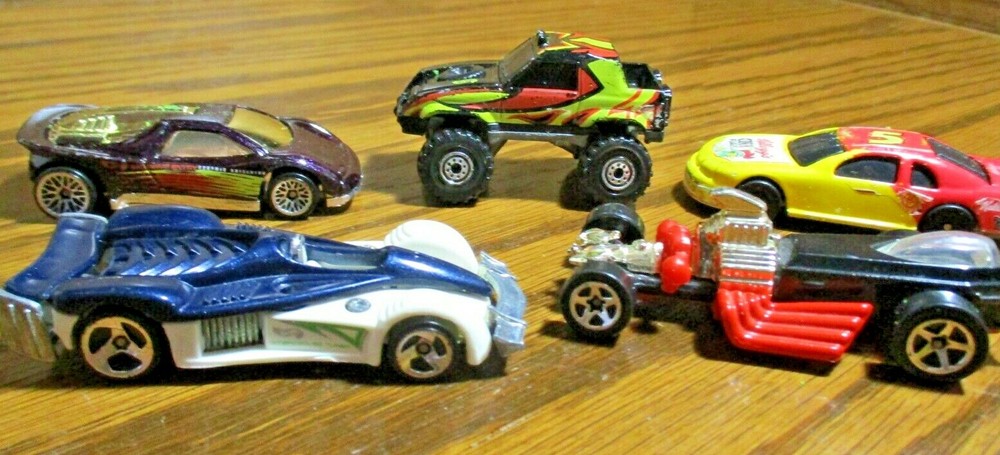 Lot (5)  Hot Wheels and/or Collectible Type Cars (Theme) Sports Racing GUC   130