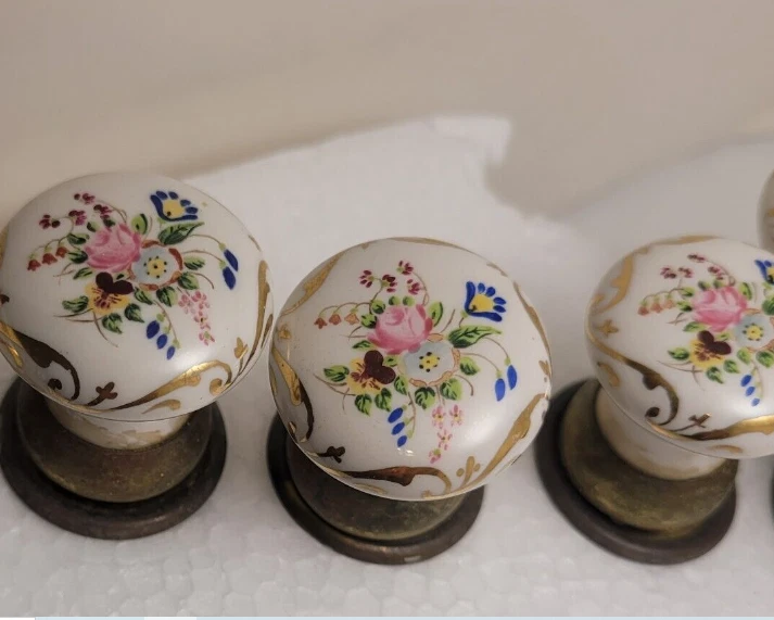 Perillas de cajón de porcelana pintadas a mano vintage decoración latón y flores (6) seis Foto 3 de 4