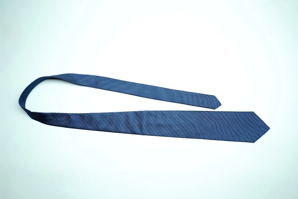 Corbata básica CORNELIANI azul liso hecha a mano en Italia Foto 2 de 4