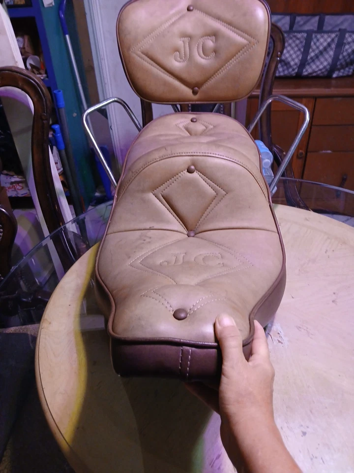 Asiento de turismo Harley Davidson eléctrico deslizante en color marrón oscuro y tostado... Foto 4 de 4