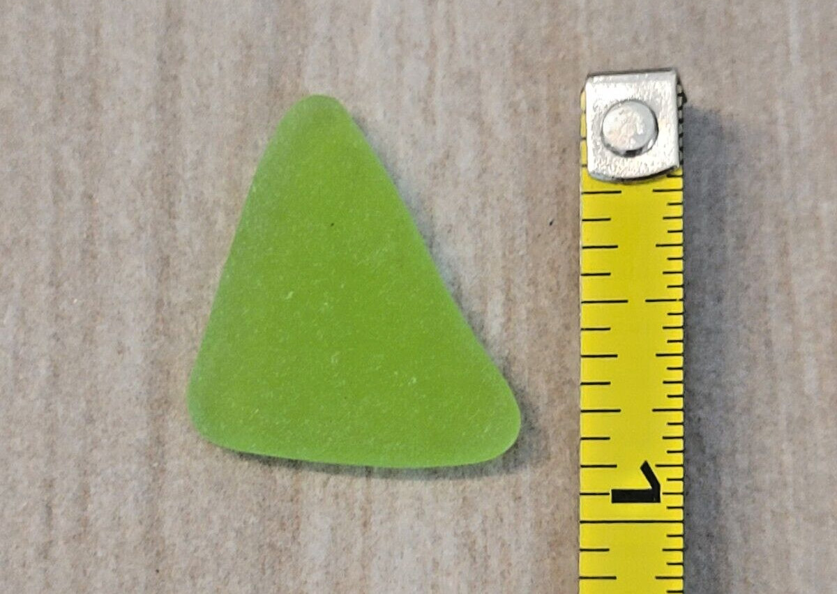 (1 PIECE) LIME GREEN GENUINE BEACH SEA GLASS NATURAL SURF TUMBLED