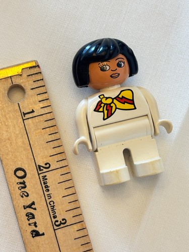 De colección Lego Duplo Flight Attendant Amarillo Rojo Bufanda Pelo Negro #4555 3"H Mujer - Imagen 5 de 5