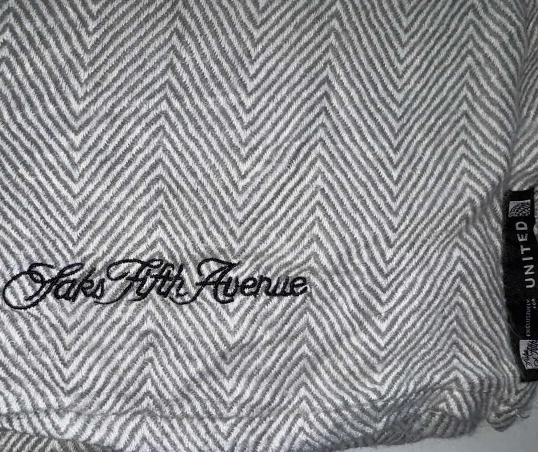 UNITED AIRLINES Polaris SAKS FIFTH AVENUE Gray Blanket Fleece NEW