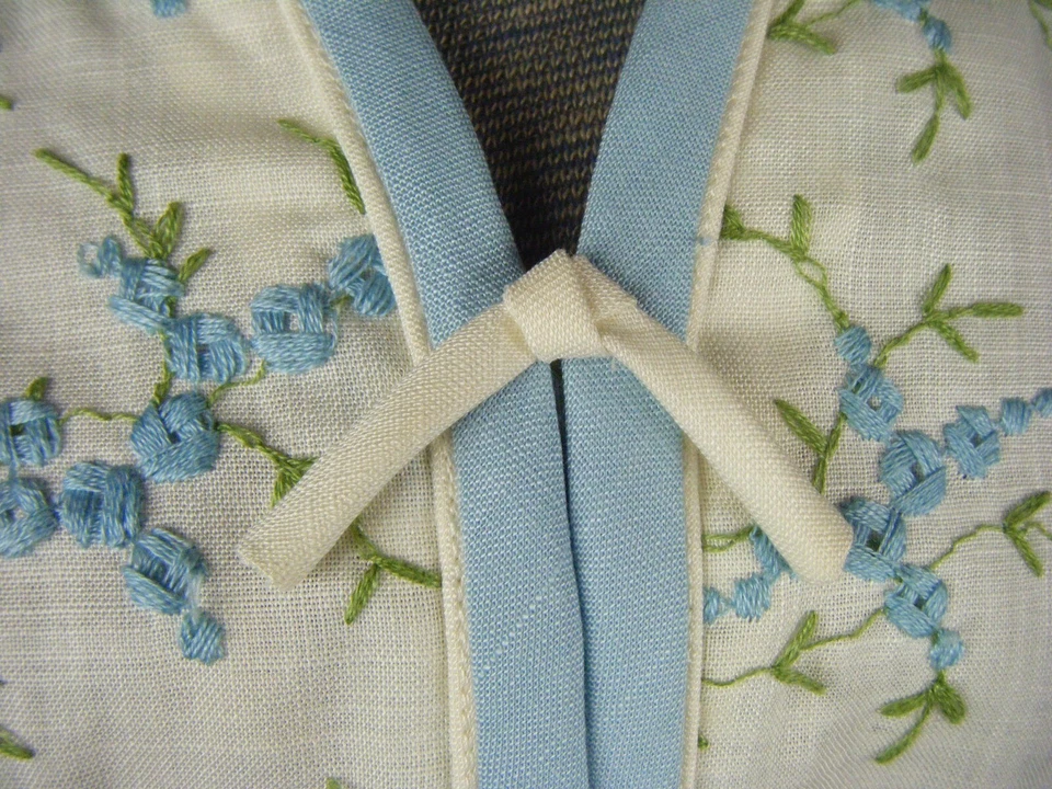 Vestido Vaina Bordado Floral Azul Lt Crema Años 60 De Colección - Busto 42/M Foto 4 de 4