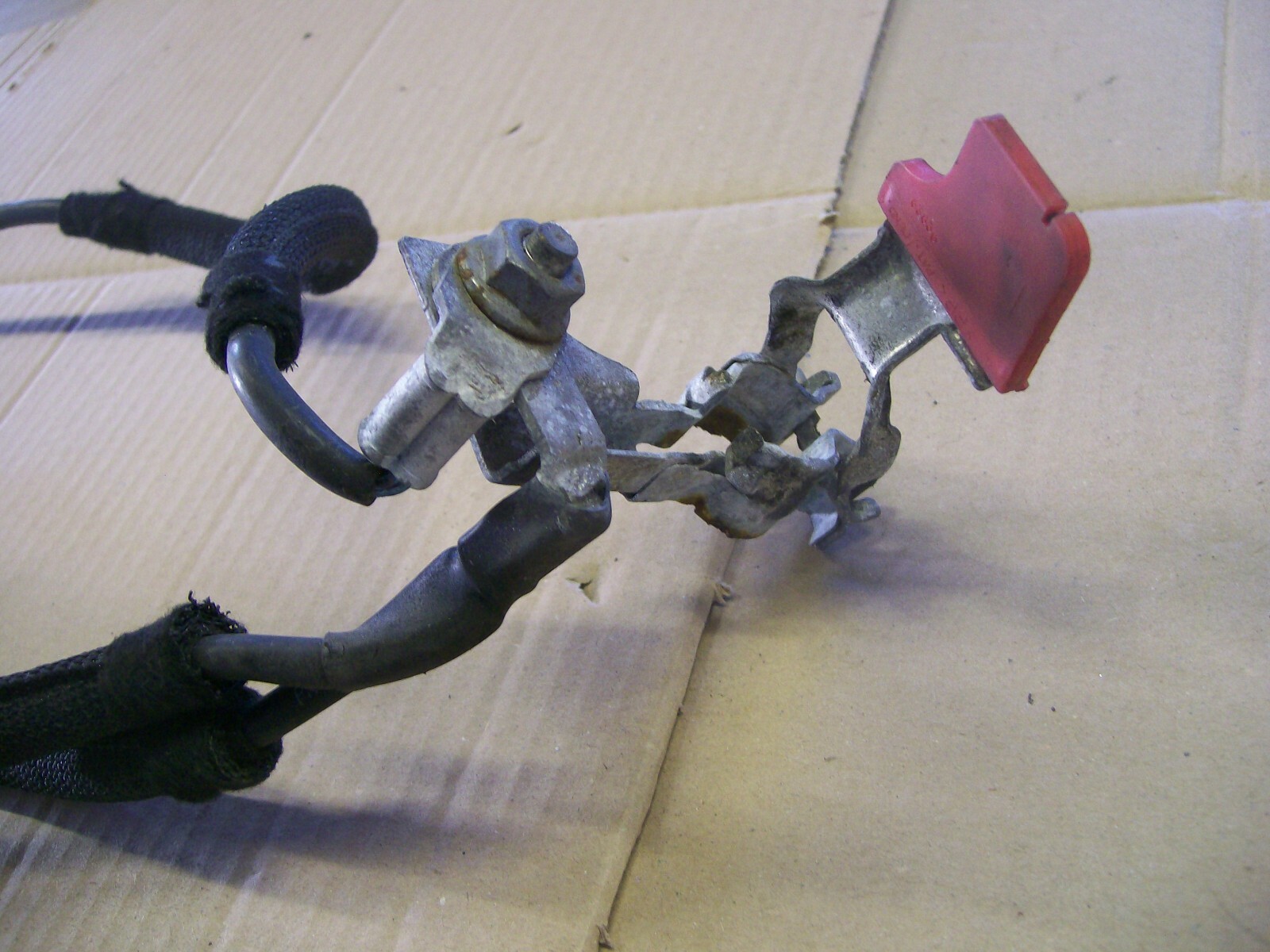 PEUGEOT 207 BATTERY POSITIVE CABLE STRAP LEAD CLAMP GEARBOX POSITIF