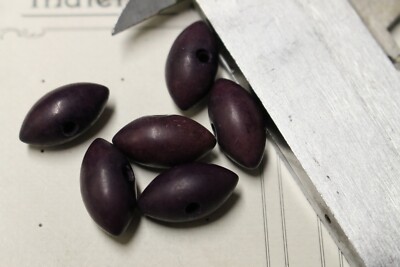 Bouton Ancien En Bois - Forme De Noyau D'Olive Violet - Mercerie Vintage