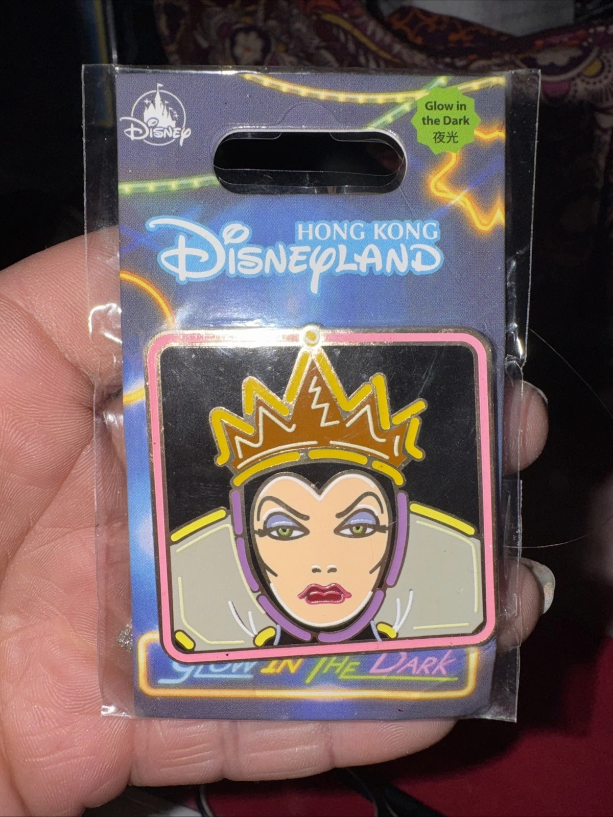 New Disney HKDL Hong Kong Disneyland Snow White Glow In The Dark Evil Queen Pin