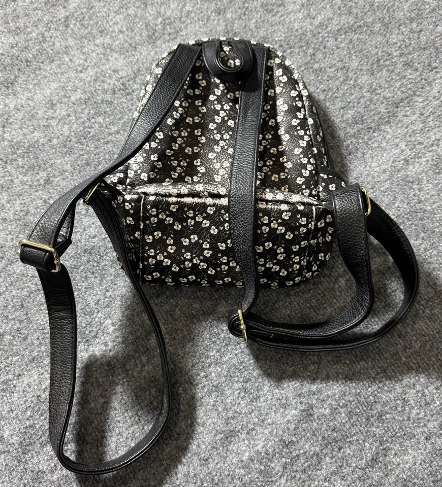 Mini mochila floral blanca y negra Steve Madden con detalles dorados Foto 3 de 3