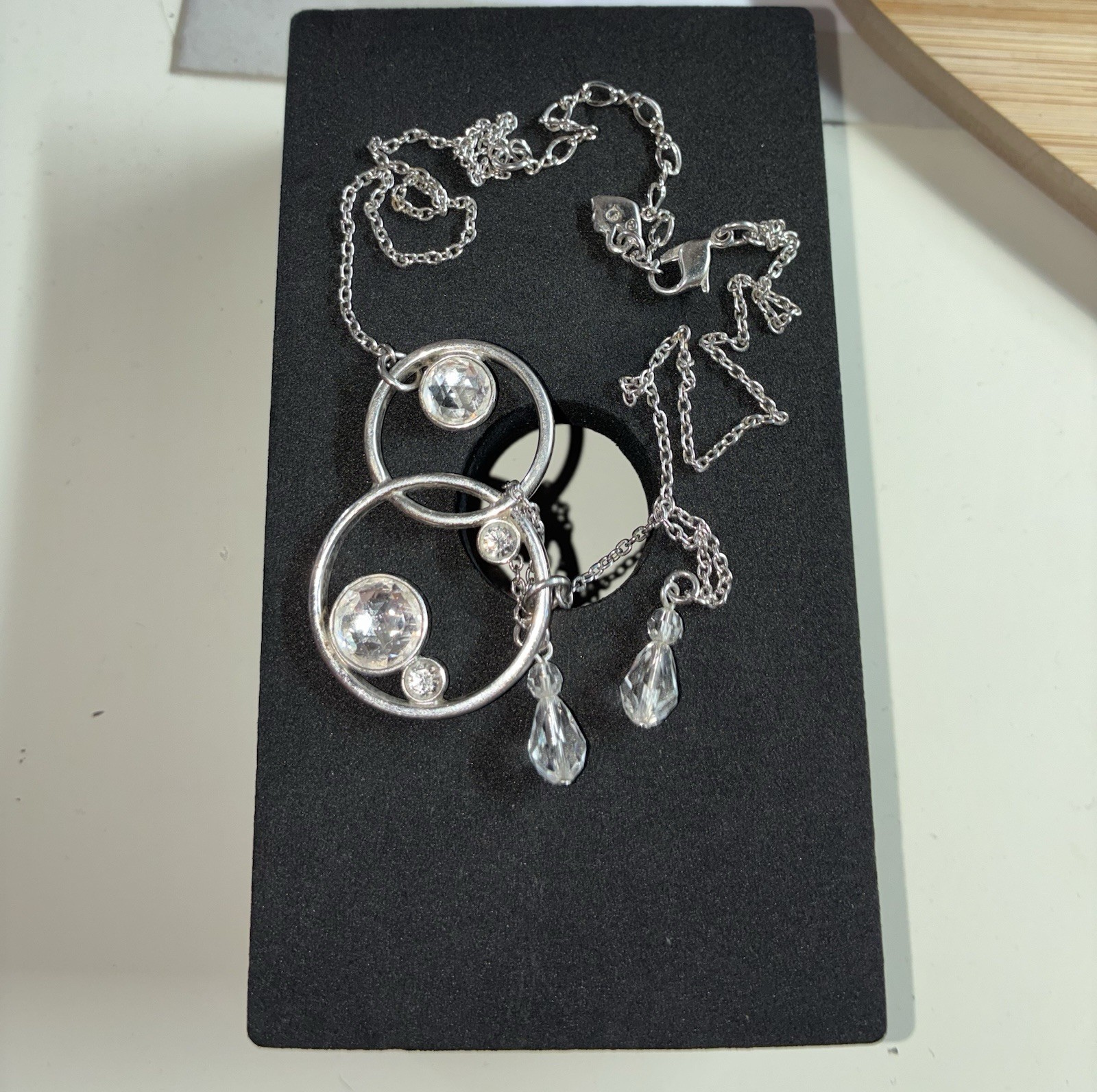 Elegante Swarovski Halskette mit funkelnden Kristallen 2