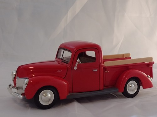MOTORMAX 1940 FORD PICKUP RED 1:24 SCALE - Picture 5 of 10