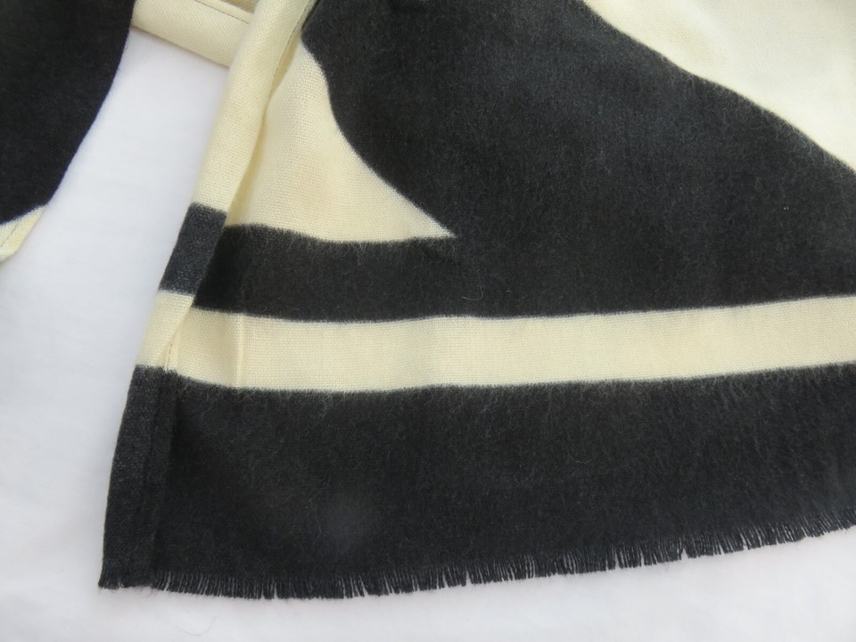 H&M PRETTY BLACK & CREAM GEOMETRIC PATTERN XL SCARF SHAWL THROW WARM