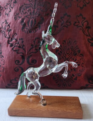 Sammlerstück Einhorn Figur, Glas uncirn grün getönt Holzsockel