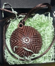 Ciondolo in legno inciso – Ispirazione Pintadera nuragica sarda.