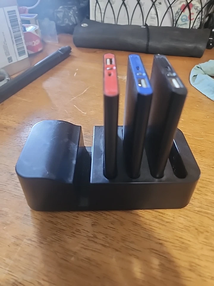 Paquete de 3 bancos de energía y estación de carga instaCHARGE Grab & Go Foto 2 de 4