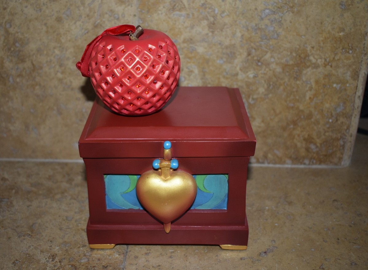 Diamond Avenged / White Elephant：東方 RARE Disney Snow White Poison Apple Ornament Evil Queen Heart Box