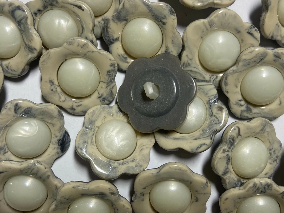 Marbled Cream/Grey Flower/Floral Pearl Center Poly Button 13mm 15mm 18mm Shank - Image 2 of 4