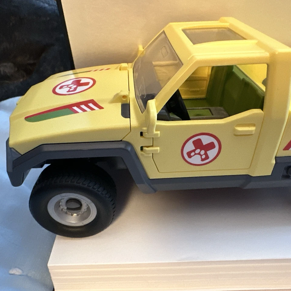 Schleich Farm World YELLOW PICK-UP TRUCK Veterinarian Vet Visit D-73527  - Image 2 of 4