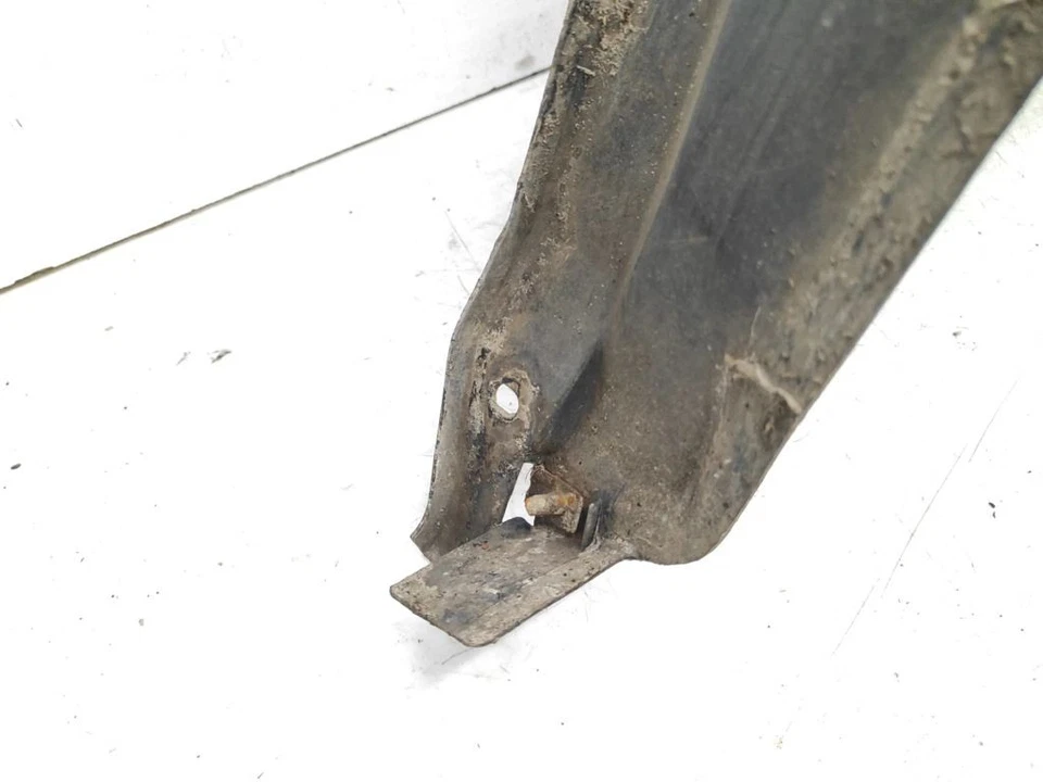 Carcasa del paso de rueda derecha Mazda B2200 serie B UF 1989 2.2D revestimiento del paso de rueda delantero Foto 2 de 4