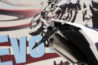 EVOTECH VERSTELLBARER KENNZEICHENHALTER HUSQVARNA 701SM / ENDURO + KENNZEICHENLEUCHTE RÜCKSTRAHLER
