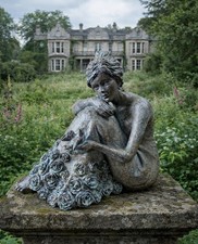 STATUE FIGUR SITZENDE FRAU MIT ROSEN VOGEL GARTENDEKO  COTTAGE LANDHAUS STIL