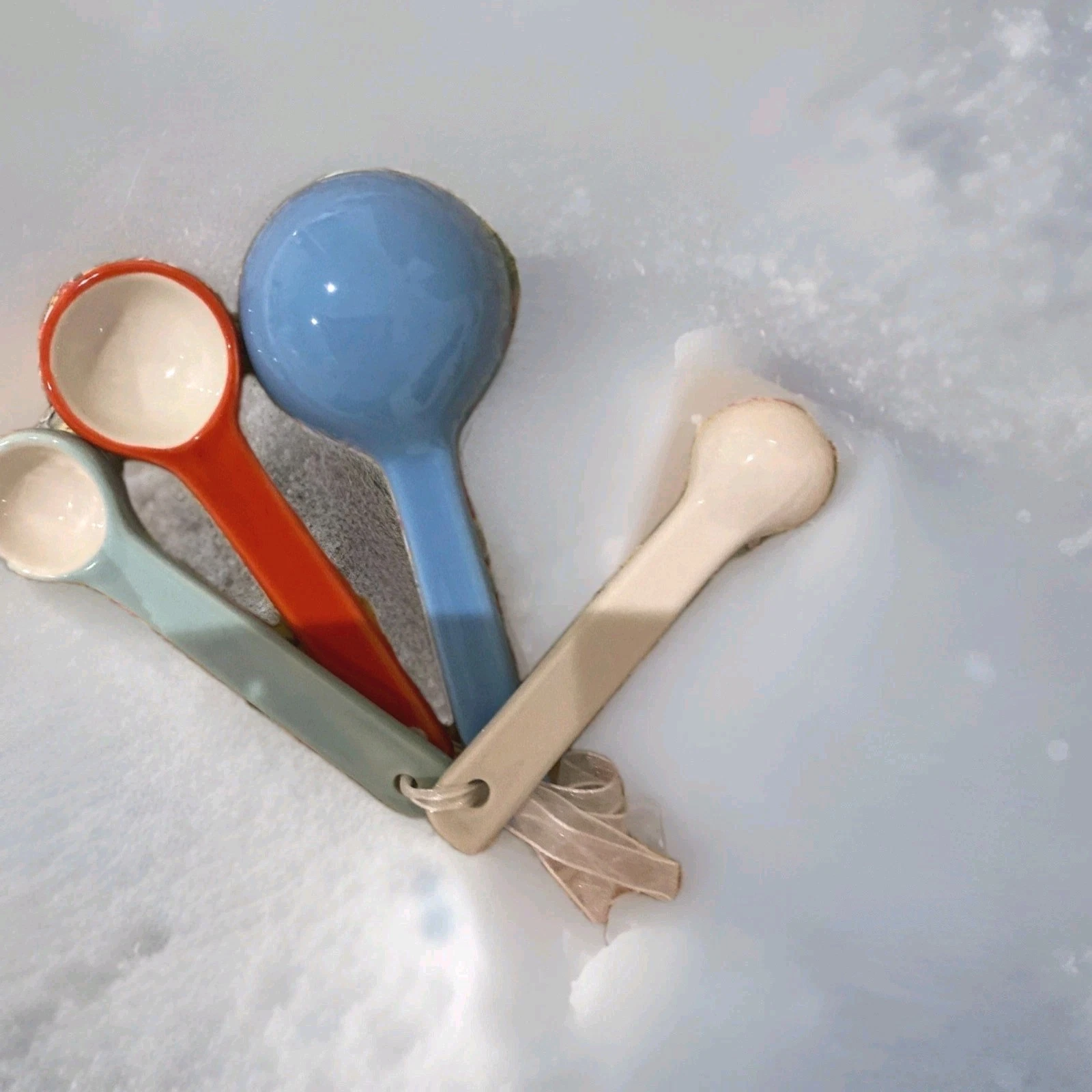 SALE❀ڿڰۣ❀ VINTAGE / RETRO 4 WHITE, AQUA, RED, BLUE Stoneware MEASURING SPOON SET