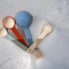 ❀ڿڰۣ❀ VINTAGE / RETRO Four WHITE, AQUA, RED & BLUE Stoneware MEASURING SPOON SET