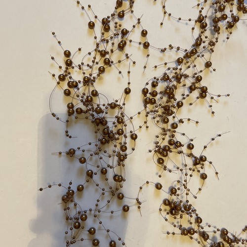 Guirlande de perles taupe Sullivan 5’ de long petites perles brillantes coupées en 2 pièces