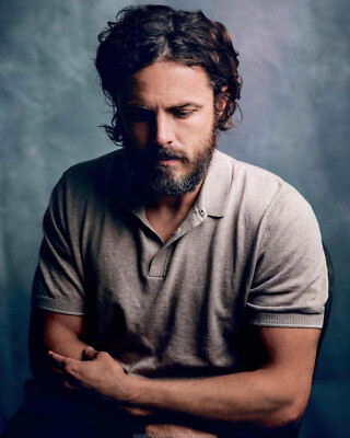 CASEY AFFLECK 8x10 PHOTO *