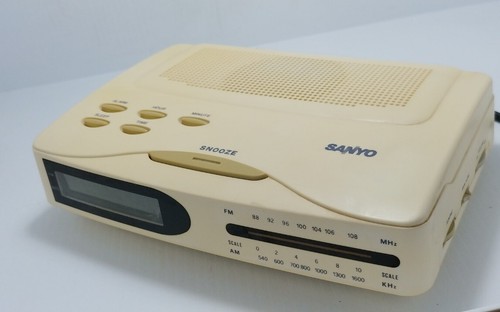 VINTAGE SANYO RM6022 Alarm FM/AM Clock Radio - Picture 4 of 7