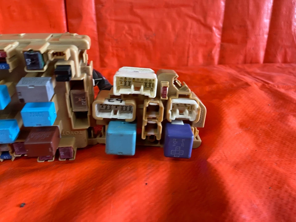 2003 03 TOYOTA CELICA - GT-S - UNDER HOOD ENGINE BAY FUSE BOX PANEL - OEM OE - Изображение 3 из 4