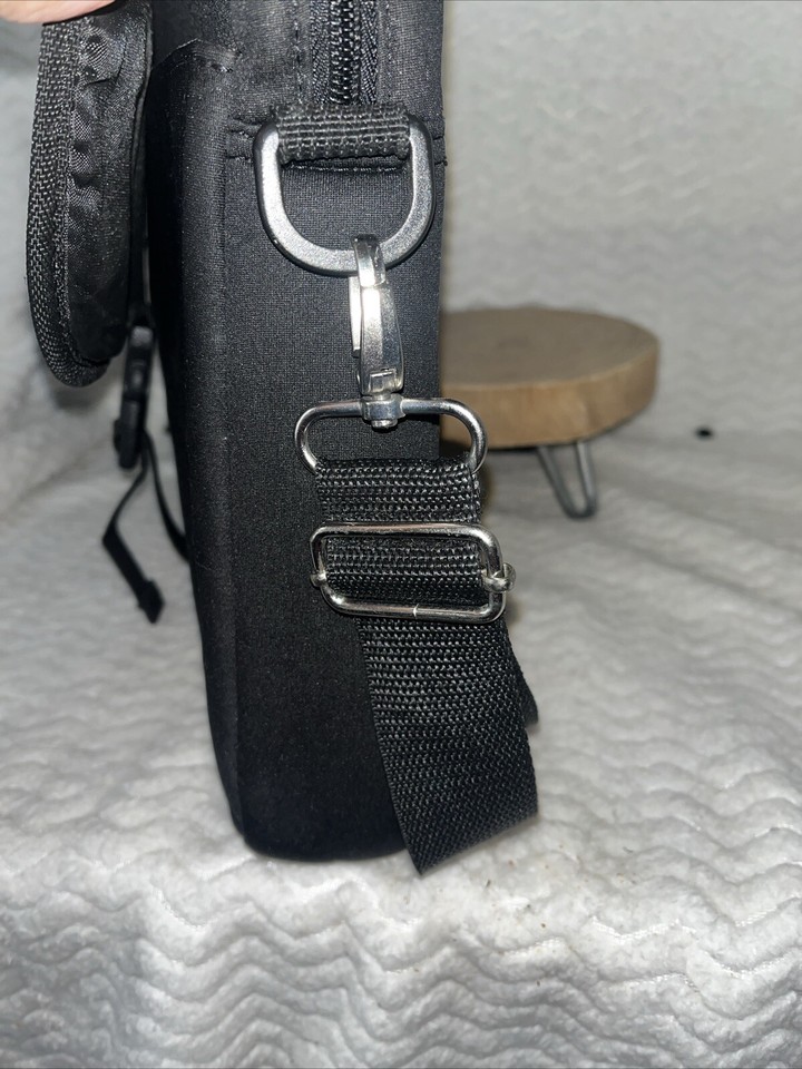 Targus Black 16" Messenger Bag. Adjustable Shoulder Strap. Padded For