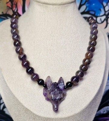 Handgefertigte dunkle Amethyst Kristall Halskette mit geschnitztem Wolfskopf 16 Zoll