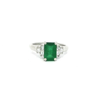 Langer Smaragdschliff Platin 1,55 ctw sattgrün mit Diamant Stufenseiten Ring