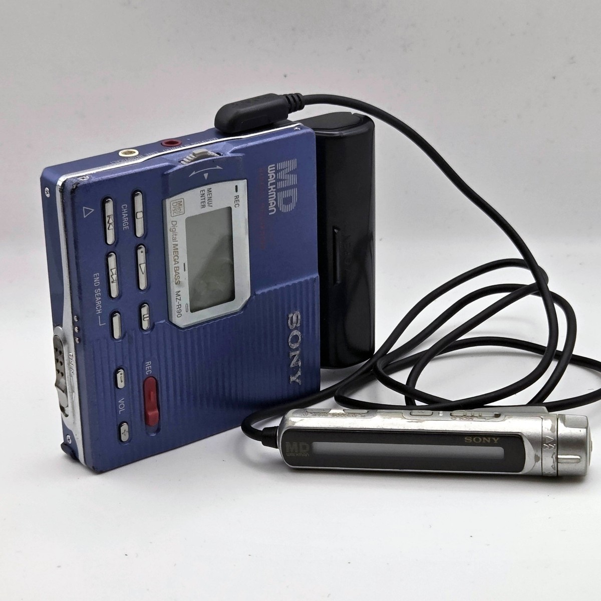 SONY ポータブルMDプレーヤー MZ-R90 Sony MZ-R90 MiniDisc Recorder Walkman Silver w/ 3x Remote Controls