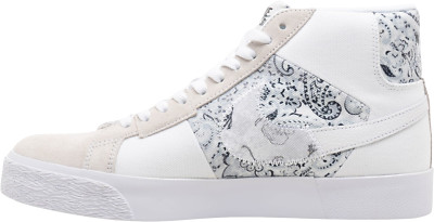 NIKE ブレイザー　スニーカー　フラワーパターン NIKE（ナイキ）の「ナイキ ブレイザー フラワープリントパック