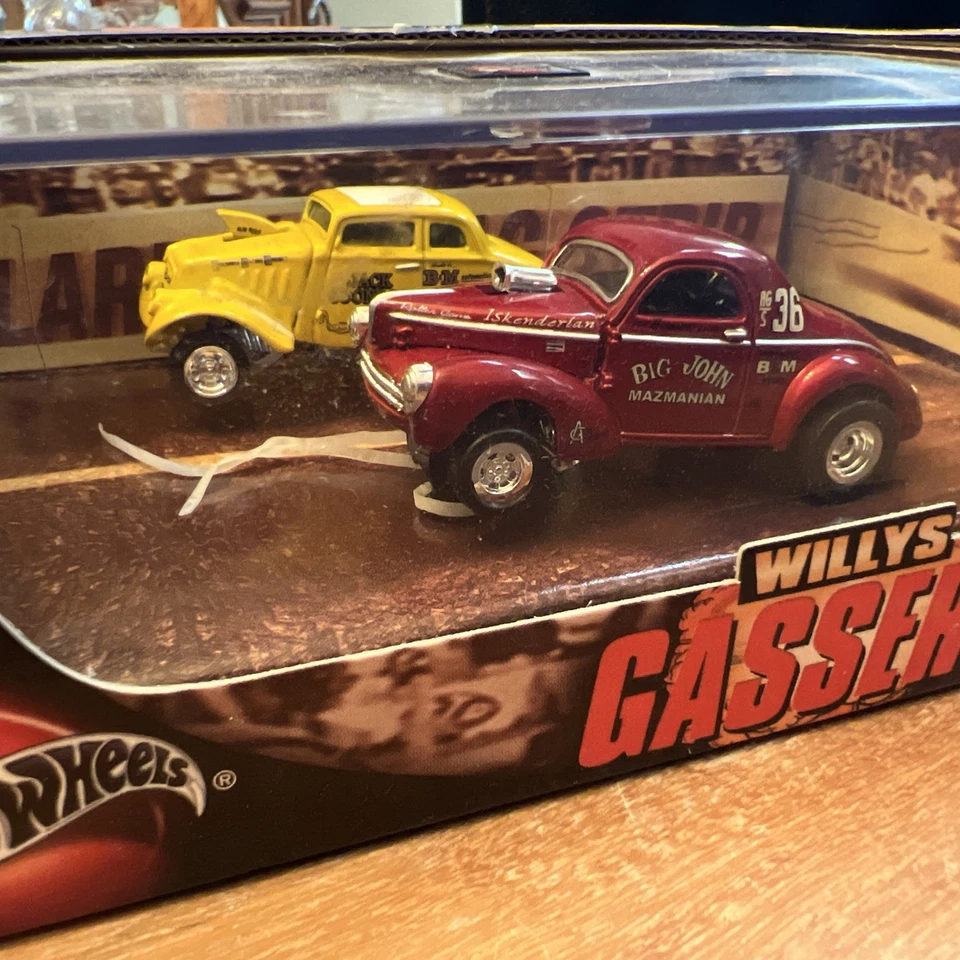 Juego de dos coches Hot Wheels Willys Gassers rojo 41 y amarillo 32 Foto 4 de 4