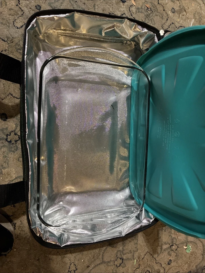 Pyrex Dishes and Carrier Set - Image 2 of 4