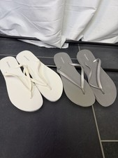 Old Navy Women's Flip Flop Sandals 2 pairs white Gray