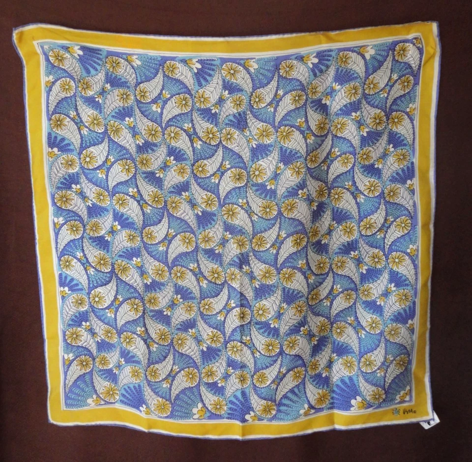 Vintage square scarf Vera Neumann tagged 60 Rayon/40 Silk Handrolled in JAPAN - Image 2 of 4