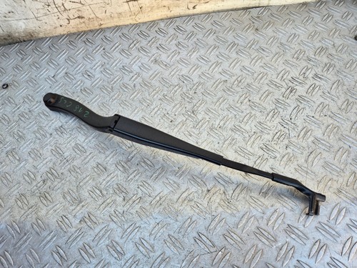 Windshield wiper blade arm